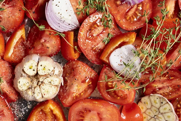 Raw red tomato, sliced, purple onion, garlic and thyme, top view — Stock Photo, Image