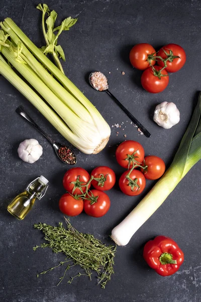 Fresh vegetable ingredients for traditional tomato soup, — Stock Photo, Image