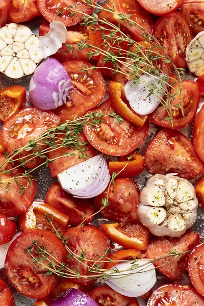 Tomate rojo crudo, en rodajas, cebolla morada, ajo y tomillo, vista superior —  Fotos de Stock