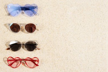 kum üzerinde güneş gözlüğü 