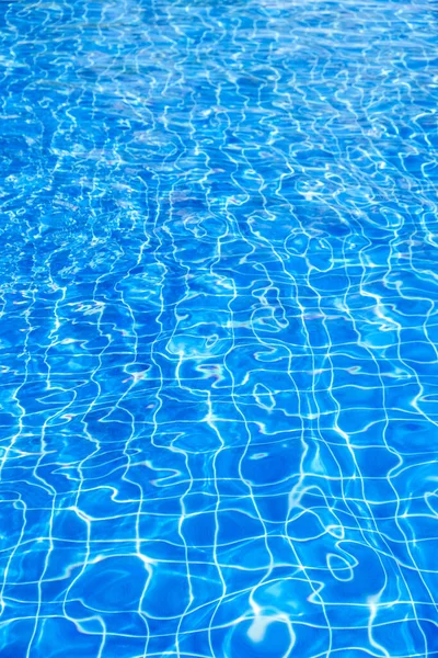 Pure Helder Gescheurd Blauw Zwembad Water Achtergrond Verticale Samenstelling — Stockfoto