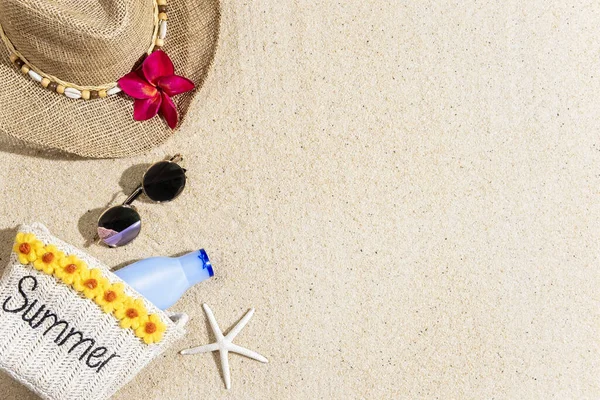 単語夏 わら帽子 サンクリーム 砂の背景のサングラス トップビュー コピースペース付きの小さなバッグ — ストック写真