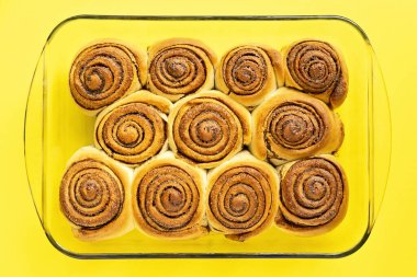 Sarı arkaplan görünümünde taze desteklenmiş Cinnamon tatlı Rolls veya Cinnabons şeffaf arka plan formu