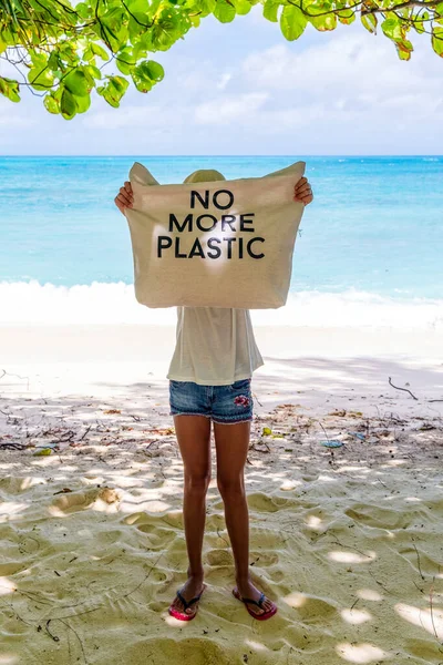 Gadis Muda Memegang Tas Eko Dengan Tanda Tidak Lebih Plastik — Stok Foto