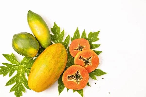 Ripe Freshly Cut Papaya Whole Fruits Green Papaya Leaf White — Stock Photo, Image