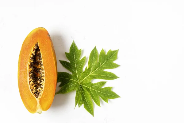 Ripe Freshly Cut Papaya Fruit Green Papaya Leaf White Background — Stock Photo, Image