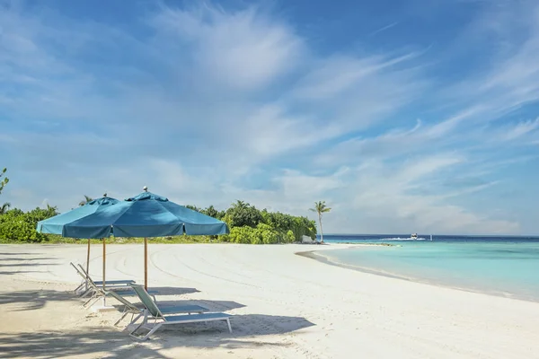 Ombrelloni Blu Sdraio Riposo Sulla Spiaggia Sabbiosa Delle Maldive — Foto Stock