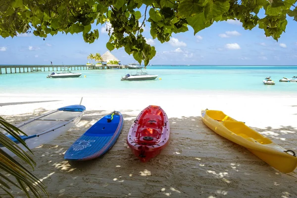 Bateau Kayak Coloré Sur Une Plage Tropicale Sablonneuse Maldives — Photo