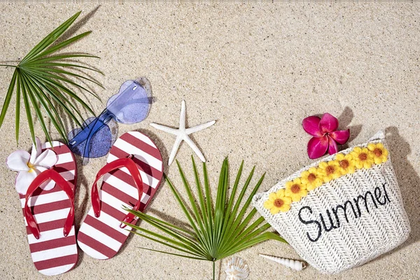 红色条纹翻车鱼 弗兰吉帕尼花 蓝色太阳镜和绿色棕榈叶与海星背景 顶部视图 复制空间 暑假的概念 — 图库照片