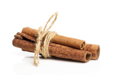 Tarçın çubukları, beyaz arkaplanı kapatın, izole 