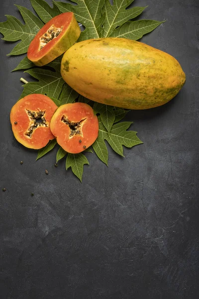 Ripe Freshly Cut Papaya Fruit Green Papaya Leaf Black Background — Stock Photo, Image