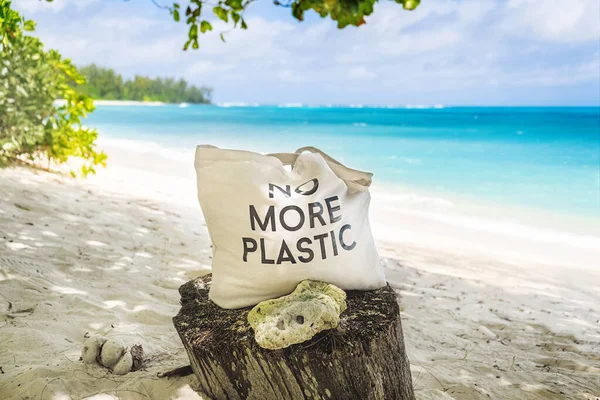 Tidak Ada Kantong Plastik Lagi Pantai Tropis Berpasir Dengan Latar — Stok Foto