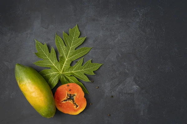 Ripe Freshly Cut Papaya Fruit Green Papaya Leaf Black Background — Stock Photo, Image