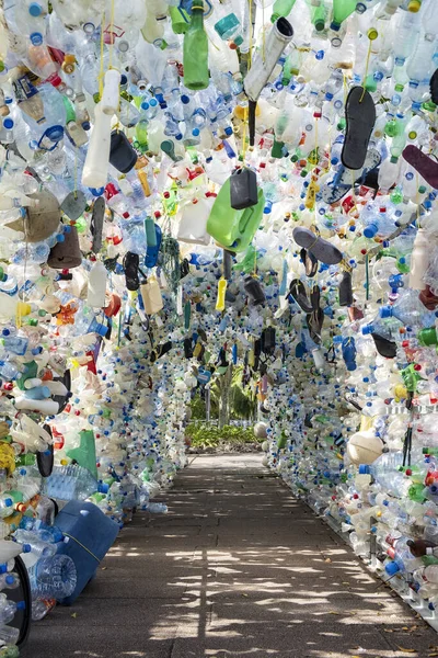 Terowongan Sampah Yang Terbuat Dari Botol Plastik Bekas Dan Tua — Stok Foto