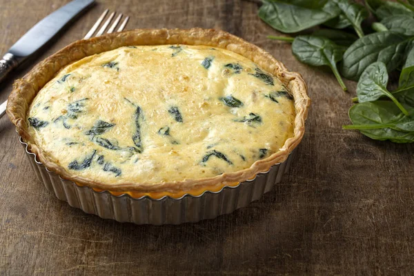 Quiche Espinacas Recién Respaldado Solo Del Horno Sobre Fondo Madera — Foto de Stock