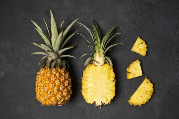 Freshli Cut Pineapple Black Background Top View Copy Space — Stock Photo, Image