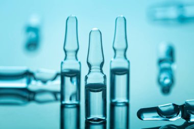 Mavi arka planda tıbbi cam ampüller  