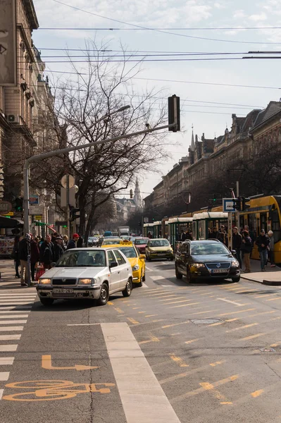 Міський транспорт на вулицях Будапешт, Угорщина — стокове фото
