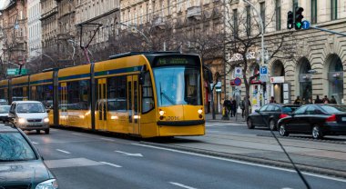 Budapeşte sokaklarında uzun sarı tramvay