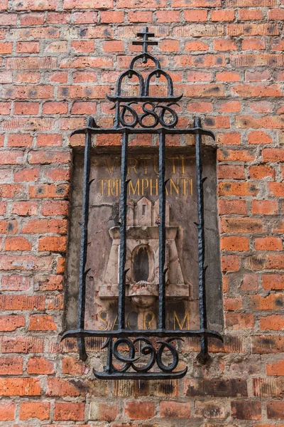 Plaque commémorative près de la porte de Vienne au château de Buda — Photo