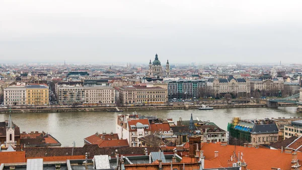 在布达佩斯多瑙河佩斯一侧与全景图 — 图库照片