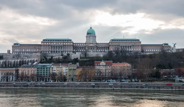 Cityscape with Danube and royal palace in Budapest — Stock Photo, Image