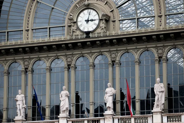 Detalles de fachada de la estación de tren de Budapest Keleti — Foto de Stock