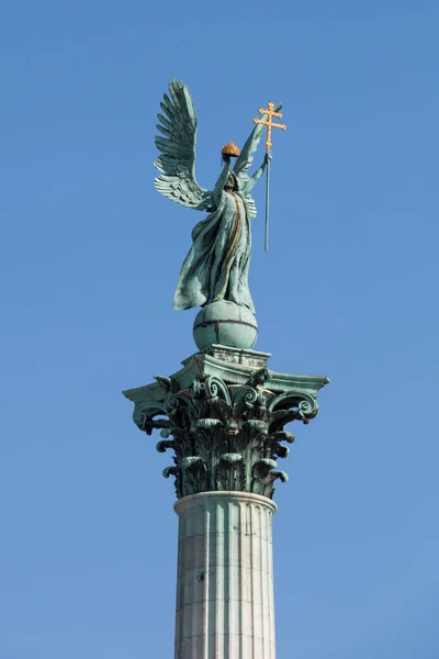Estatua del arcángel Gabriel en la Plaza de los Héroes Budapest — Foto de Stock