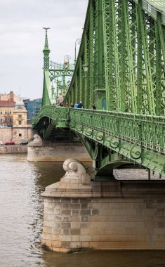 Kaldırım Budapeşte'Özgürlük Köprüsü üzerinde kişi ile