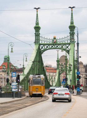 Sarı tramvay ve araçların Budapeşte'ile sokak görünümü