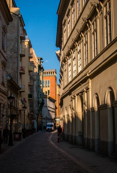 Старая узкая улица в Будапеште, Венгрия — стоковое фото