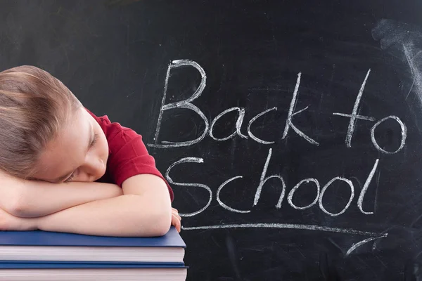 Kleines Mädchen mit Büchern — Stockfoto