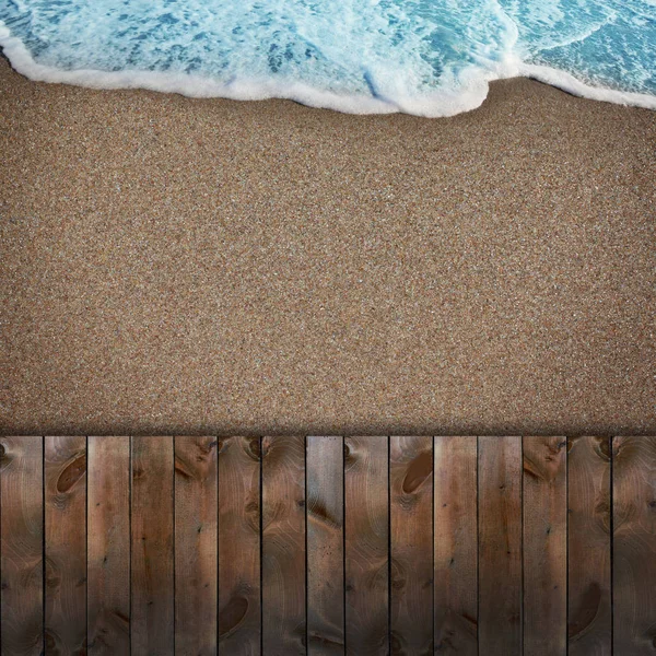 Houten terras op het strand — Stockfoto