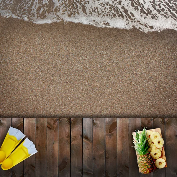 Trädäck på stranden — Stockfoto