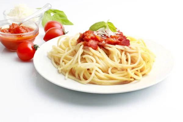 Spaghettipasta med tomatsås — Stockfoto