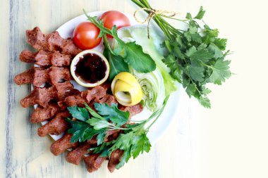 Türkçe, çiğ köfte anlamına gelir köfte demektir.