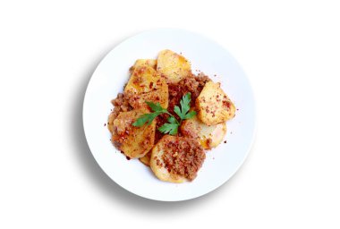 Karma patates ve kıyma bir tabak içinde