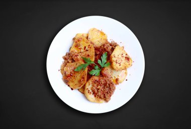 Karma patates ve kıyma bir tabak içinde