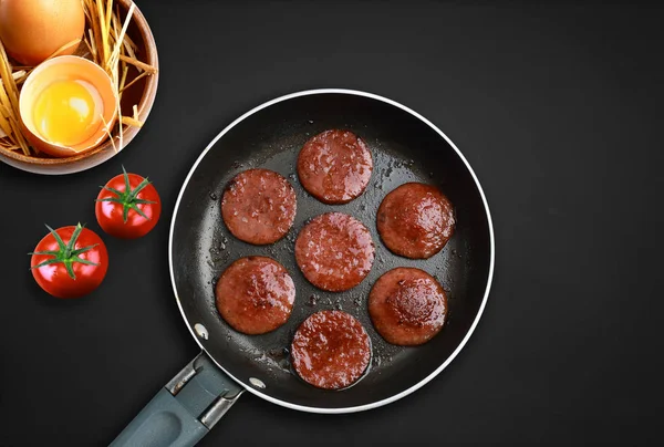 Oeufs à la saucisse turque et tomates — Photo