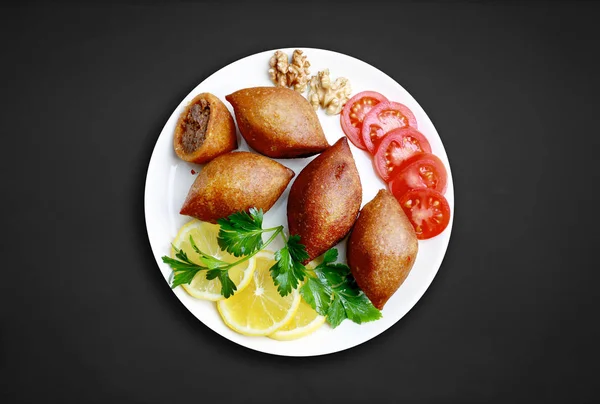 Kibbeh ist ein beliebtes Gericht in der Küche des Nahen Ostens — Stockfoto