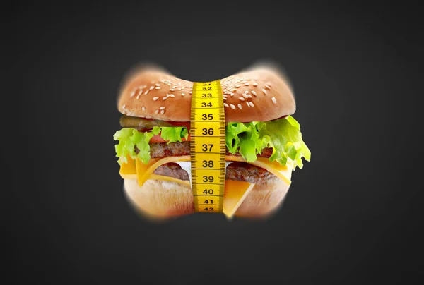 Großer Cheeseburger mit Messgerät — Stockfoto