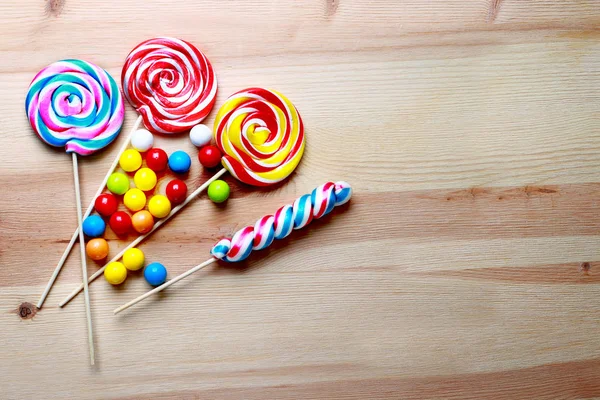 Colorful lollipops and different colored round candy — Stock Photo, Image