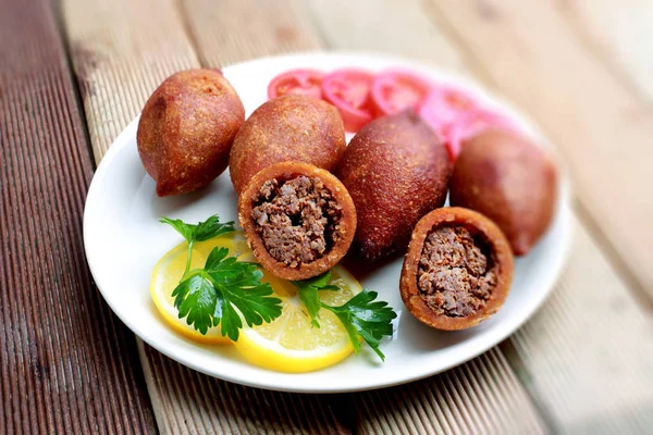 Kibbeh ist ein beliebtes Gericht in der Küche des Nahen Ostens — Stockfoto