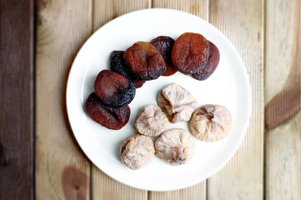 Сушеные инжир и абрикосы — стоковое фото
