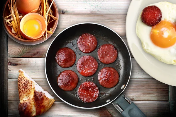 Saucisse Turque Œufs Pain Pita Tranché Sur Table Bois — Photo