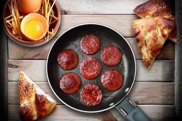 Saucisse Turque Œufs Pain Pita Tranché Sur Table Bois — Photo