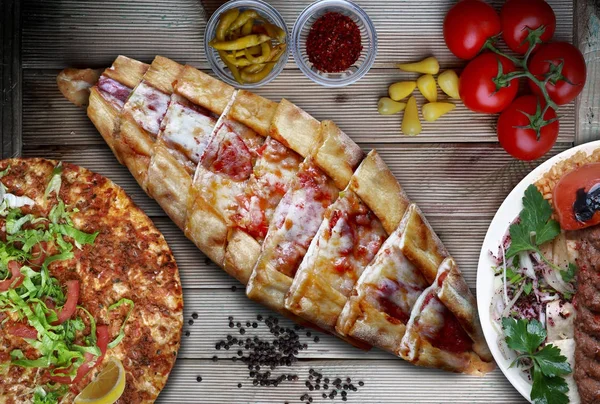 Sosis ve peynir ile Adana kebap, lahmacun pide.