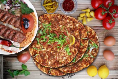 Lahmacun ve Adana kebap. Geleneksel yemek