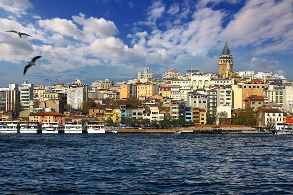 Πύργος Του Γαλατά Πέρα Από Χρυσό Κέρατο Στην Κωνσταντινούπολη — Φωτογραφία Αρχείου