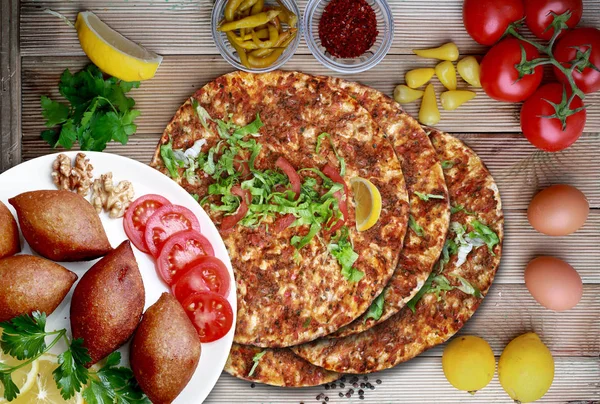 Kibbeh과 lahmacun — 스톡 사진